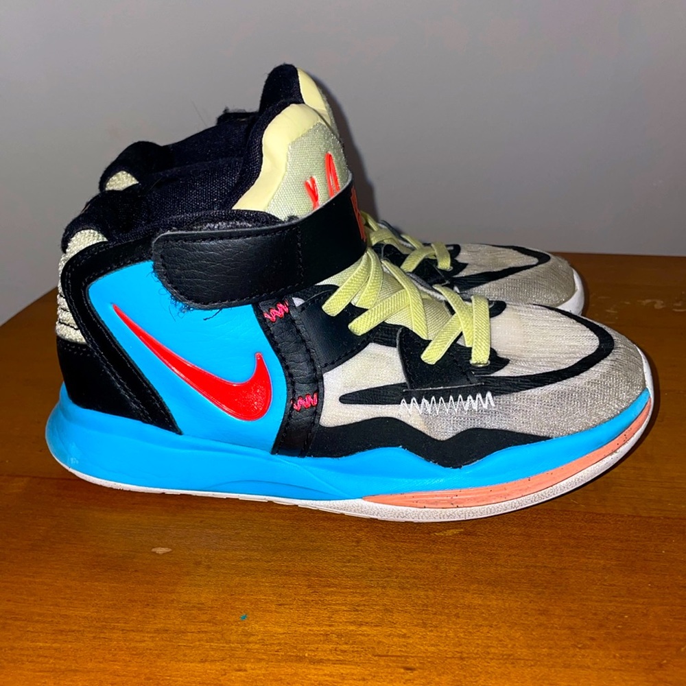 NIKE KYRIE INFINITY SE KID’S BASKETBALL SHOES